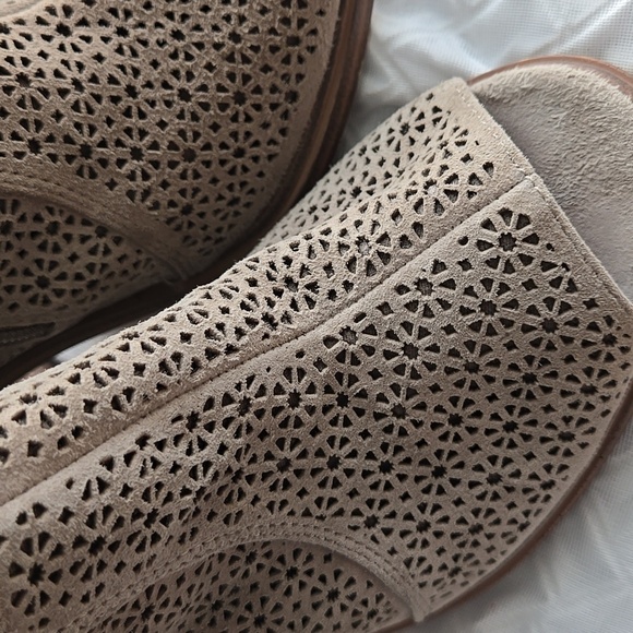 Vince Camuto Klova Laser Cut Stylish Tan Peep-Toe Ankle Boots Summer Shoes - Picture 10 of 10